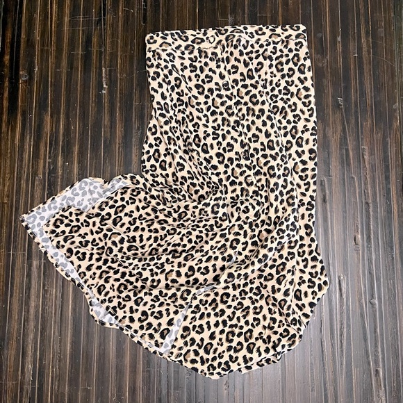 H&M Dresses & Skirts - H&M Divided cheetah animal print maxi skirt beige tan & black. Size 10.